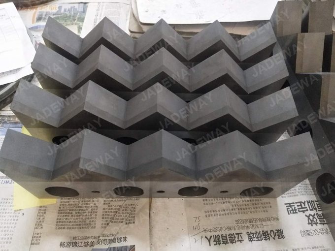 Chevron serrated blades