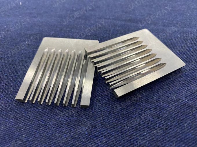 Comb / toothed straight blade